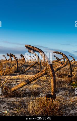 Verrosteter alter Anker am Strand am Friedhof von Anchor Cemetary am Strand Praia do Barril in Tavira, Algarve, Portugal Stockfoto