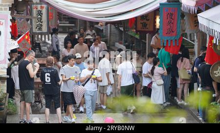 Peking, China. September 2023 30. Besucher werden am Wangxian Valley Scenic Spot in der Stadt Shangrao, ostchinesische Provinz Jiangxi, 29. September 2023 gesehen. Quelle: Xinhua/Alamy Live News Stockfoto