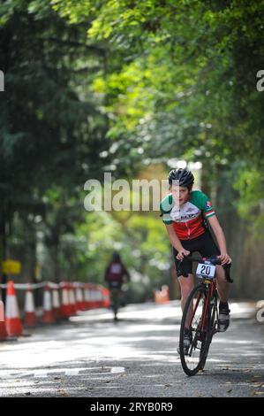 Radfahrer trainieren auf der Swains Lane, Highgate, London, Großbritannien kurz vor dem Beginn der London Cycling Campaign Urban Hill Climb. Die Veranstaltung ist ein flaches Rennen auf der steilsten Straße Londons, und neben Alters- und Geschlechterkategorien gibt es Wettbewerbe für Falt- und Lastenräder. Swain’s Lane ist der berühmteste und berüchtigtste Aufstieg in London. Die Fahrspur ist ein extrem steiler Abschnitt zwischen Hampstead Heath und Highgate Cemetery mit einem Gefälle von durchschnittlich 9 % über 0,6 km, das sich aber in der Nähe der Bergspitze auf 14 % erhöht. Stockfoto