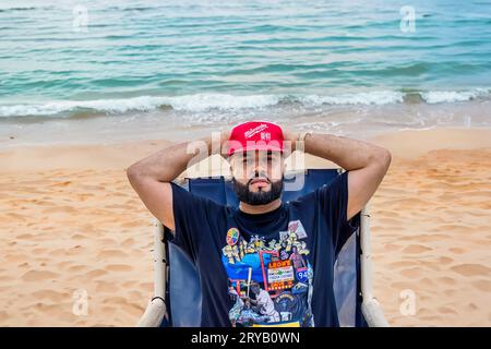 Ein Mann mit Bart am Strand am See Michigan. Stockfoto