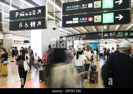 Hongkong, China. September 2023 30. Reisende laufen mit Gepäck in der Ankunftshalle der Kowloon Station. Während des kommenden achttägigen Goldenen Wochenurlaubs erwartet Hongkong 1 Million chinesische Festlandtouristen. Dies ist die erste Goldene Woche seit der Aufhebung aller COVID-19-Maßnahmen und Reisebeschränkungen in Peking. (Bild: © Keith Tsuji/ZUMA Press Wire) NUR REDAKTIONELLE VERWENDUNG! Nicht für kommerzielle ZWECKE! Stockfoto