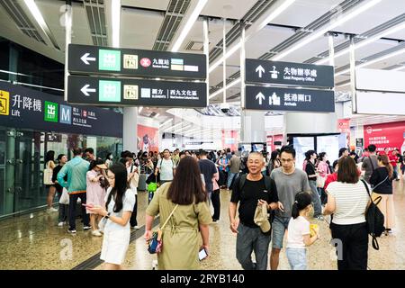 Hongkong, China. September 2023 30. Reisende laufen mit Gepäck in der Ankunftshalle der Kowloon Station. Während des kommenden achttägigen Goldenen Wochenurlaubs erwartet Hongkong 1 Million chinesische Festlandtouristen. Dies ist die erste Goldene Woche seit der Aufhebung aller COVID-19-Maßnahmen und Reisebeschränkungen in Peking. (Bild: © Keith Tsuji/ZUMA Press Wire) NUR REDAKTIONELLE VERWENDUNG! Nicht für kommerzielle ZWECKE! Stockfoto