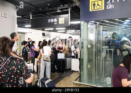 Hongkong, China. September 2023 30. Reisende warten auf den Aufzug in der Ankunftshalle der Kowloon Station. Während des kommenden achttägigen Goldenen Wochenurlaubs erwartet Hongkong 1 Million chinesische Festlandtouristen. Dies ist die erste Goldene Woche seit der Aufhebung aller COVID-19-Maßnahmen und Reisebeschränkungen in Peking. (Bild: © Keith Tsuji/ZUMA Press Wire) NUR REDAKTIONELLE VERWENDUNG! Nicht für kommerzielle ZWECKE! Stockfoto