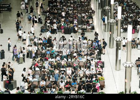 Hongkong, China. September 2023 30. Reisende warten in der Abflughalle am Bahnhof Kowloon. Während des kommenden achttägigen Goldenen Wochenurlaubs erwartet Hongkong 1 Million chinesische Festlandtouristen. Dies ist die erste Goldene Woche seit der Aufhebung aller COVID-19-Maßnahmen und Reisebeschränkungen in Peking. (Bild: © Keith Tsuji/ZUMA Press Wire) NUR REDAKTIONELLE VERWENDUNG! Nicht für kommerzielle ZWECKE! Stockfoto