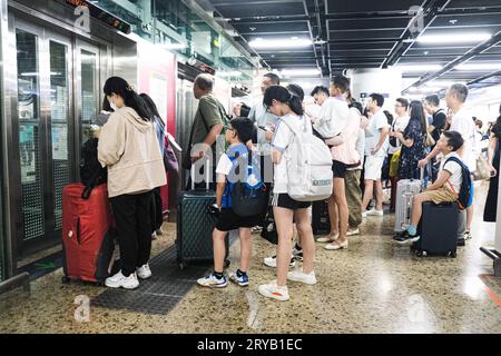 Hongkong, China. September 2023 30. Reisende warten auf den Aufzug in der Ankunftshalle der Kowloon Station. Während des kommenden achttägigen Goldenen Wochenurlaubs erwartet Hongkong 1 Million chinesische Festlandtouristen. Dies ist die erste Goldene Woche seit der Aufhebung aller COVID-19-Maßnahmen und Reisebeschränkungen in Peking. (Bild: © Keith Tsuji/ZUMA Press Wire) NUR REDAKTIONELLE VERWENDUNG! Nicht für kommerzielle ZWECKE! Stockfoto