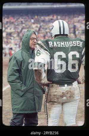 Der Sportmedizinpionier Dr. James Nicholas spricht mit dem NFL-Lineman Randy Rasmussen an der Seitenlinie während eines Spiels im Shea Stadium 1978 in Flushing, Queens, New York. Er war der Teamarzt. Stockfoto