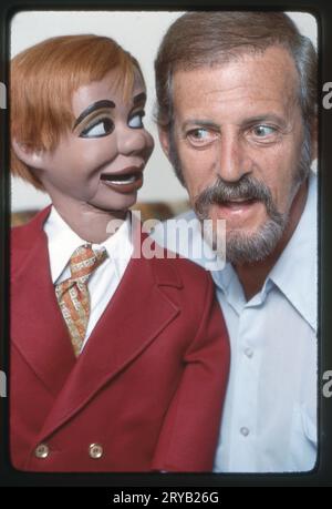 Ventriloquist, Erfinder, Maler, Akupunkteur und TV-Pionier Paul Winchell posiert mit seiner handgefertigten Puppe Jerry Mahoney. 1976 in Sylmar, CA. Winchell begann seine Fernsehkarriere, als es in Amerika nur 150 Fernsehgeräte gab. Stockfoto