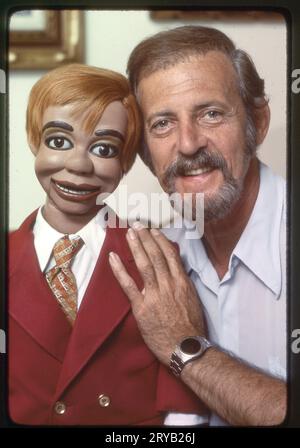 Ventriloquist, Erfinder, Maler, Akupunkteur und TV-Pionier Paul Winchell posiert mit seiner handgefertigten Puppe Jerry Mahoney. 1976 in Sylmar, CA. Winchell begann seine Fernsehkarriere, als es in Amerika nur 150 Fernsehgeräte gab. Stockfoto