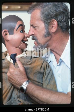 Der Ventriloquist, Erfinder, Maler, Akupunkteur und TV-Pionier Paul Winchell posiert mit seiner handgefertigten Puppe Knuckklehead Smiff. 1976 in Sylmar, CA. Winchell begann seine Fernsehkarriere, als es in Amerika nur 150 Fernsehgeräte gab. Stockfoto