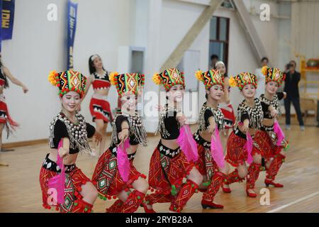 (230930) -- RAKHINE STATE, 30. September 2023 (Xinhua) -- Performers Dance at a Celebration to the Traditional Chinese Mid-Autumn Festival on Made Island in Rakhine State, Myanmar, 29. September 2023. Mit Smartphones und Kameras, die Videos aufnehmen, waren die Menschen auf Myanmars Made Island von kulturellen Aufführungen bei der Feier des Mid-Autumn Festivals fasziniert. Die lebhafte Feier am Freitag ist das erste traditionelle chinesische Mid-Autumn Festival mit kultureller Musik und Tänzen von Künstlern auf der Insel, sagten die Teilnehmer. ZU „Feature: Myanmars Made Island feiert M Stockfoto
