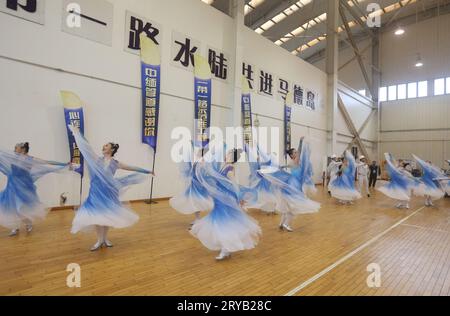 (230930) -- RAKHINE STATE, 30. September 2023 (Xinhua) -- Performers Dance at a Celebration to the Traditional Chinese Mid-Autumn Festival on Made Island in Rakhine State, Myanmar, 29. September 2023. Mit Smartphones und Kameras, die Videos aufnehmen, waren die Menschen auf Myanmars Made Island von kulturellen Aufführungen bei der Feier des Mid-Autumn Festivals fasziniert. Die lebhafte Feier am Freitag ist das erste traditionelle chinesische Mid-Autumn Festival mit kultureller Musik und Tänzen von Künstlern auf der Insel, sagten die Teilnehmer. ZU „Feature: Myanmars Made Island feiert M Stockfoto