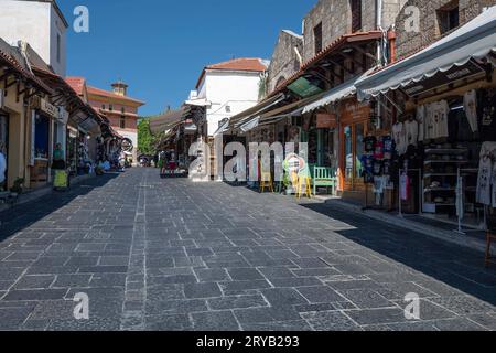 Geschäfte für Touristen, Sokratesstraße, Rhodos-Stadt, Insel Rhodos, Griechenland Geschäfte für Touristen, Sokratesstraße, Rhodos-Stadt, Insel Rhodos, Griechenland *** Geschäfte für Touristen, Sokratesstraße, Rhodos-Stadt, Rhodos-Insel, Griechenland Geschäfte für Touristen, Sokratesstraße, Rhodos-Stadt, Rhodos-Insel, Griechenland Copyright: XIngoxSchulzx/xEibner-Pressefotox Live Imago EP Alamy Credit Stockfoto