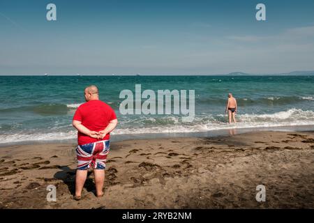 Mann in Union Jack Shorts am Meer, Burgas, Bulgarien Stockfoto