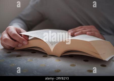 Frau liest ein Buch aus der Nähe Stockfoto