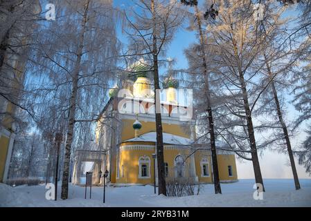 Die antike Kathedrale der Verklärung in der Winterlandschaft. Uglich, Region Jaroslawl. Der Goldene Ring Russlands Stockfoto