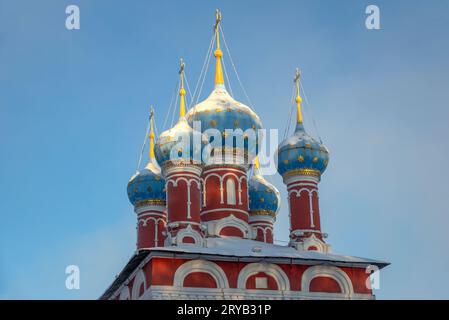 Die Kuppeln der alten Kirche von Zarewitsch Dimitri auf Blut. Uglich, Region Jaroslawl, Russland Stockfoto