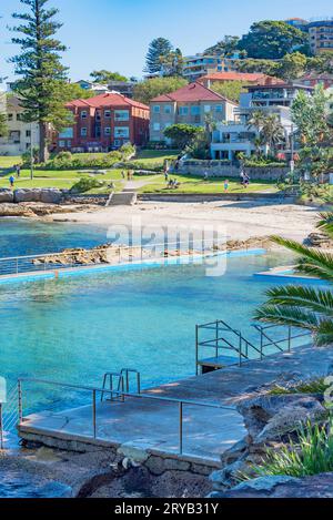 Die 1927 eröffneten Fairlight Beach Rockpool und Fairlight Beach im Hafengebiet von Sydney, Australien Stockfoto