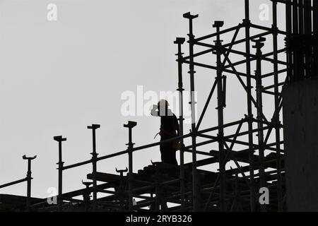 Peking, chinesische Provinz Guangdong. September 2023 30. Ein Arbeiter steht auf einer Gerüstplattform an einer Baustelle der U-Bahn in Guangzhou, Südchinesische Provinz Guangdong, 30. September 2023. Während des Mid-Autumn Festivals und der Nationalfeiertage bleiben viele Menschen aus verschiedenen Sektoren immer noch bei ihren Beiträgen. Quelle: Wang Quanquan/Xinhua/Alamy Live News Stockfoto