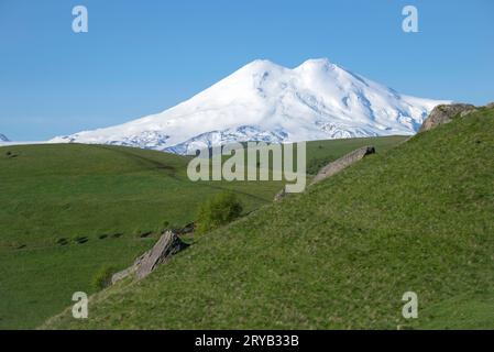 Blick auf den Elbrus in der malerischen Landschaft von Kabardino-Balkaria. Kaukasus Stockfoto