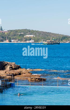 Eine einsame Person schwimmt im 1927 eröffneten Fairlight Beach Rockpool am Hafen von Sydney, Australien, Vorort Fairlight Stockfoto