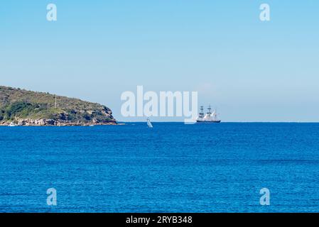 Das Barque-Segelschiff James Craig fuhr durch Sydney (Harbour) Heads in Australien Stockfoto