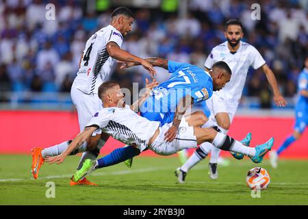 Malcom Filipe Silva de Oliveira #77 von Al-Hilal SFC und Gustavo Leonardo Cuellar Al-Shabab FC in Aktion während des Spieltags 8 der SAFF Roshn Saudi Pro League 2023-24 zwischen Al-Hilal SFC und Al-Shabab FC im Prince Faisal bin Fahd Stadium am 29. September 2023 in Riad, Saudi-Arabien. Foto von Stringer / Power Sport Images Credit: Power Sport Images Ltd/Alamy Live News Stockfoto