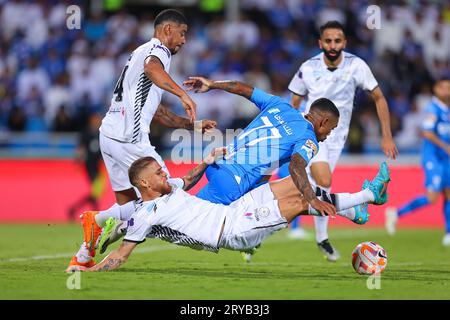 Malcom Filipe Silva de Oliveira #77 von Al-Hilal SFC und Gustavo Leonardo Cuellar Al-Shabab FC in Aktion während des Spieltags 8 der SAFF Roshn Saudi Pro League 2023-24 zwischen Al-Hilal SFC und Al-Shabab FC im Prince Faisal bin Fahd Stadium am 29. September 2023 in Riad, Saudi-Arabien. Foto von Stringer / Power Sport Images Credit: Power Sport Images Ltd/Alamy Live News Stockfoto