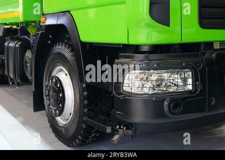Detail Lkw-Vorderseite, Nahaufnahme des orangefarbenen Lkw-Frontscheinwerfers Stockfoto