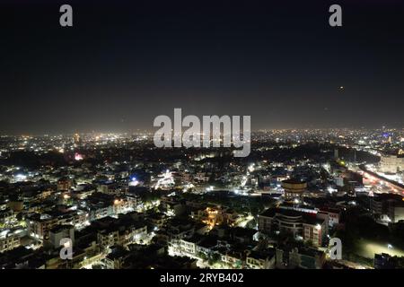 Drohnen-Stativ aus der Luft, das die Stadtlandschaft von jaipur delhi mit Feuerwerk, Raketen, Pyrotechnik und Himmelslaternen bei Nacht zur Feier von Makar zeigt Stockfoto