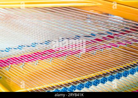 Grand Piano Saiten, Stahl Drahtkern mit Kupferdraht gewickelt. Stockfoto