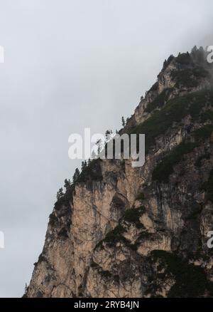 Bewölkte, neblige Berggipfel, die morgens mit Nebel bedeckt sind. Dolomiten-Felsenberge Italien Stockfoto