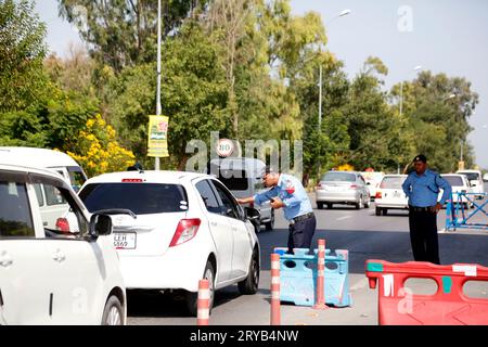 (230930) -- ISLAMABAD, 30. September 2023 (Xinhua) -- Ein Polizist überprüft ein Fahrzeug an einer Polizeikontrollstelle aufgrund einer Sicherheitswarnung in Islamabad, der Hauptstadt Pakistans, am 30. September 2023. Eine Explosion, die am Freitag eine religiöse Versammlung im Bezirk Mastung der pakistanischen südwestlichen Provinz Belutschistan traf, ließ 50 Menschen tot und mindestens 50 andere verletzt, sagten pakistanische Polizei- und Gesundheitsbeamte. Die Explosion, die als Selbstmordanschlag angesehen wird, ereignete sich in der Nähe einer Moschee, als sich Menschen versammelten, um Eid-e-Milad-un-Nabi, den Geburtstag des Propheten Mohammed, zu feiern. In einem separaten Angriff auf Frida Stockfoto