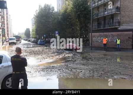 Mailand, Italien. September 2023 30. Das Wasserrohr bricht und der Asphalt stürzt ein und wirft das Auto herunter. Das passiert in Mailand in den frühen Morgenstunden. Niemand wurde verletzt, nur ein beschädigtes Auto und viel Wasser und Schmutz in der Gegend (Bild: © Ervin Shulku/ZUMA Press Wire) NUR REDAKTIONELLE VERWENDUNG! Nicht für kommerzielle ZWECKE! Stockfoto