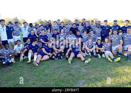 Pessac, Frankreich. September 28, 2023. Am Rande der Rugby-Weltmeisterschaft 2023 fand das World University Rugby Invitational Tournament (WURIT) 2023 in der Nähe von Bordeaux statt. Das Männer-Rugby-Team aus Kapstadt in Südafrika (in blau-weißen Streifen) gewinnt das World University Rugby Invitational Tournament (WURIT). Das Männer-Rugby-Team aus Kapstadt in Südafrika (in blau-weißen Streifen) gewinnt das World University Rugby Invitational Tournament (WURIT) gegen das französische Team der Universität Stockfoto