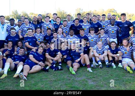 Pessac, Frankreich. September 28, 2023. Am Rande der Rugby-Weltmeisterschaft 2023 fand das World University Rugby Invitational Tournament (WURIT) 2023 in der Nähe von Bordeaux statt. Das Männer-Rugby-Team aus Kapstadt in Südafrika (in blau-weißen Streifen) gewinnt das World University Rugby Invitational Tournament (WURIT). Das Männer-Rugby-Team aus Kapstadt in Südafrika (in blau-weißen Streifen) gewinnt das World University Rugby Invitational Tournament (WURIT) gegen das französische Team der Universität Stockfoto