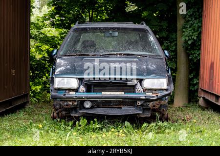 SENOV, TSCHECHISCHE REPUBLIK - 4. AUGUST 2023: Wrack des alten Skoda Felicia Combi-Autos ohne Stoßfänger, Räder und andere Teile fehlen Stockfoto