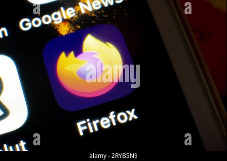 OSTRAVA, TSCHECHISCHE REPUBLIK - 2. AUGUST 2023: Logo des Mozilla Firefox Webbrowsers mobila App auf iOS-Smartphone Stockfoto