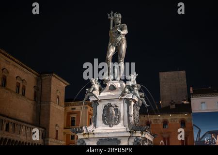 BOLOGNA, ITALIEN - 19. APRIL 2022: IL Nettuno (Neptunbrunnen) Statue auf dem Piazza del Nettuno Stadtplatz, Bologna bei Nacht Stockfoto