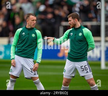 Fir Park, Motherwell, Großbritannien. September 2023 30. Scottish Premiership Football, Motherwell versus Celtic; David Turnbull von Celtic und Anthony Ralston von Celtic Chat während des warm Up Credit: Action Plus Sports/Alamy Live News Stockfoto