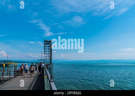 Friedrichshafen, Deutschland, 19. Juni 2023, Touristenturm am Hafen der Stadt am bodensee Wasser mit blauem Himmel und vielen Menschen Stockfoto