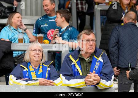 St. Helens, Großbritannien. September 2023 30. Warrington Wolves. Fans erwarten die Teams vor dem Betfred Super League Eliminator Match St Helens vs Warrington Wolves im Totally Wicked Stadium, St Helens, Vereinigtes Königreich, 30. September 2023 (Foto: Steve Flynn/News Images) in St Helens, Vereinigtes Königreich am 30. September 2023. (Foto von Steve Flynn/News Images/SIPA USA) Credit: SIPA USA/Alamy Live News Stockfoto