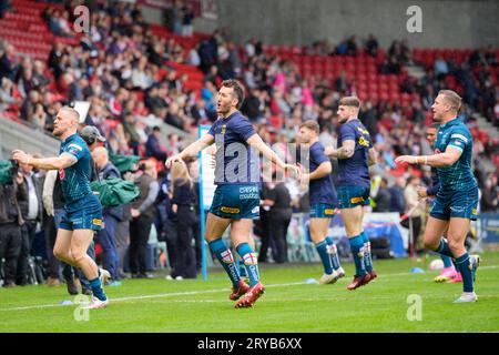 St. Helens, Großbritannien. September 2023 30. Warrington Wolves Players warm ups vor dem Betfred Super League Eliminator Match St Helens vs Warrington Wolves im Totally Wicked Stadium, St Helens, Großbritannien, 30. September 2023 (Foto: Steve Flynn/News Images) in St Helens, Großbritannien am 30. September 2023. (Foto von Steve Flynn/News Images/SIPA USA) Credit: SIPA USA/Alamy Live News Stockfoto