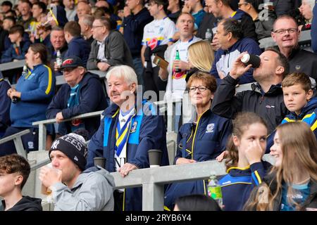 St. Helens, Großbritannien. September 2023 30. Warrington Wolves. Fans erwarten die Teams vor dem Betfred Super League Eliminator Match St Helens vs Warrington Wolves im Totally Wicked Stadium, St Helens, Vereinigtes Königreich, 30. September 2023 (Foto: Steve Flynn/News Images) in St Helens, Vereinigtes Königreich am 30. September 2023. (Foto von Steve Flynn/News Images/SIPA USA) Credit: SIPA USA/Alamy Live News Stockfoto