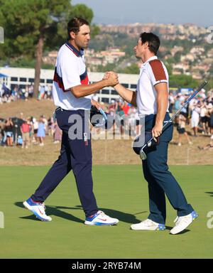 Rom, Italien. September 2023 30. Viktor Hovland von Team Europe konsolert Scottie Scheffler von Team USA, nachdem er am zweiten Tag des Ryder Cup im Marco Simone Golf Club, Rom, Italien, am Samstag, den 30. September 2023 ihr Spiel am 11. Green gewonnen hat. Foto: Hugo Philpott/UPI Credit: UPI/Alamy Live News Stockfoto