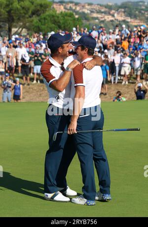 Rom, Italien. September 2023 30. Viktor Hovland und Ludwig Aberg feiern gemeinsam, nachdem sie am zweiten Tag des Ryder Cup ihr Spiel am 11. Green im Marco Simone Golf Club, Rom, Italien, am Samstag, den 30. September 2023 gewonnen haben. Foto: Hugo Philpott/UPI Credit: UPI/Alamy Live News Stockfoto