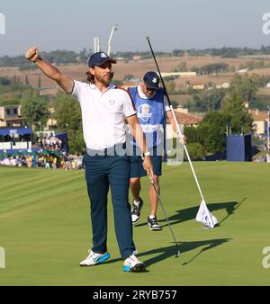 Rom, Italien. September 2023 30. Tommy Fleetwood von Team Europe feiert am 30. September 2023 am zweiten Tag des Ryder Cup im Marco Simone Golf Club in Rom, Italien, den 13. Green. Foto: Hugo Philpott/UPI Credit: UPI/Alamy Live News Stockfoto