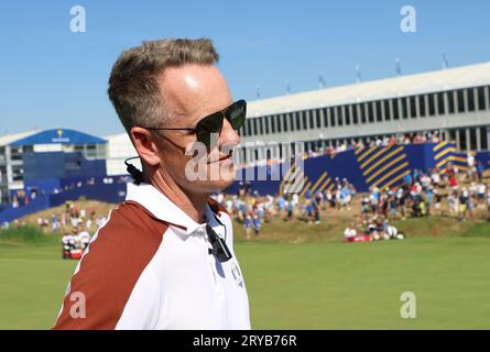 Rom, Italien. September 2023 30. Kapitän Luke Donald von Team Europe beobachtet das Golf auf dem 17. Green am zweiten Tag des Ryder Cup im Marco Simone Golf Club, Rom, Italien am Samstag, den 30. September 2023. Foto: Hugo Philpott/UPI Credit: UPI/Alamy Live News Stockfoto