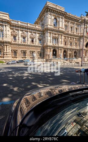 Architektonische Bruchstücke in den Straßen der Stadt, Rom Stockfoto