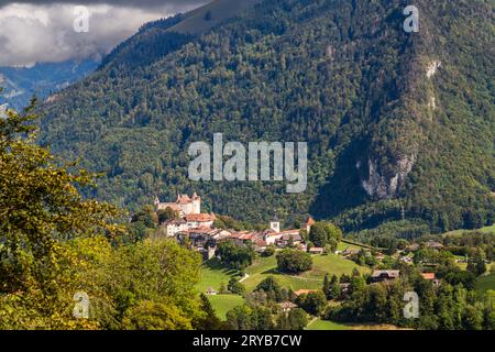 Das mittelalterliche Dorf Gruyères im Schweizer Kanton Freiburg. Pringy, Schweiz. Gruyères mit Schloss im Kanton Freiburg. Neben der idyllischen Lage mit seiner schönen Altstadt gibt es in der Stadt auch drei Museen: Das Schlossmuseum, das Tibet Museum und das HR Giger Museum. Die mittelalterliche Stadt Gruyères mit der Burg Gruyères liegt auf einem Hügel am Fuße der Voralpen im Kanton Freiburg. Die Stadt ist autofrei, verfügt über vier Museen und wurde 2021 von der UNWTO mit dem Titel „Best Tourism Villages“ ausgezeichnet Stockfoto