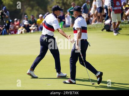 Jordan Spieth (links) mit Justin Thomas, nachdem er am zweiten Tag des 44. Ryder Cup im Marco Simone Golf and Country Club in Rom den zweiten Platz belegt hatte. Bilddatum: Samstag, 30. September 2023. Stockfoto